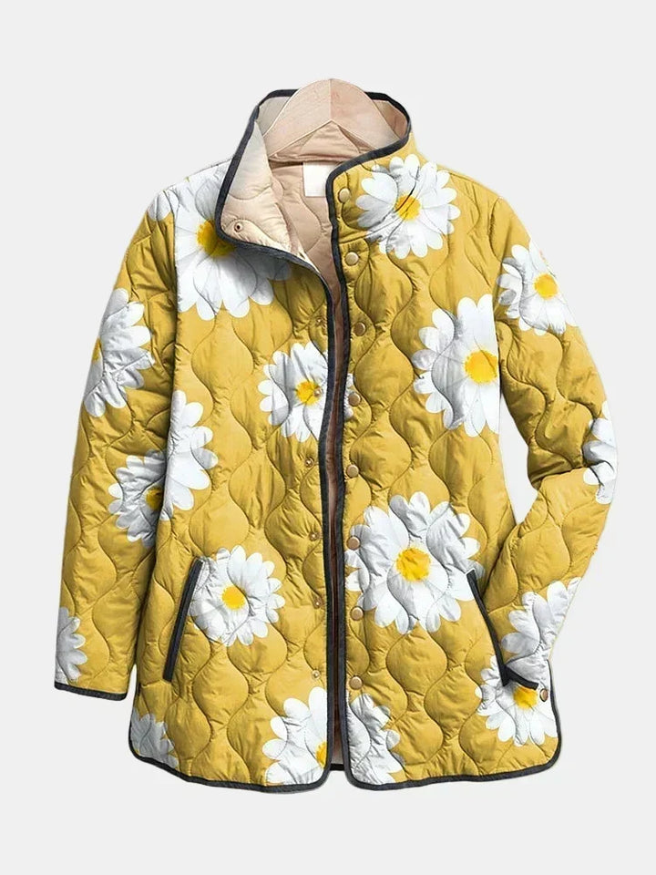 Moda donna: giacca trapuntata floreale primaverile con bottoni, stile casual.