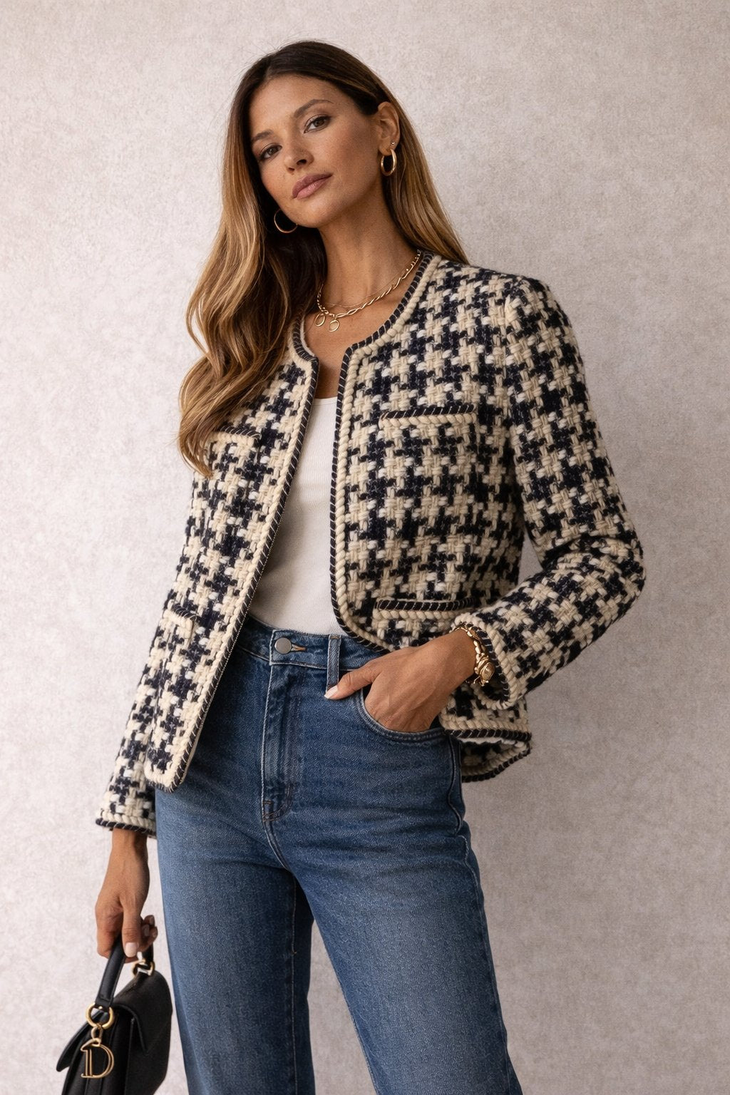 Blazer donna sagomato pied de poule, capospalla versatile per business casual. Maniche lunghe, stile classico ed elegante.