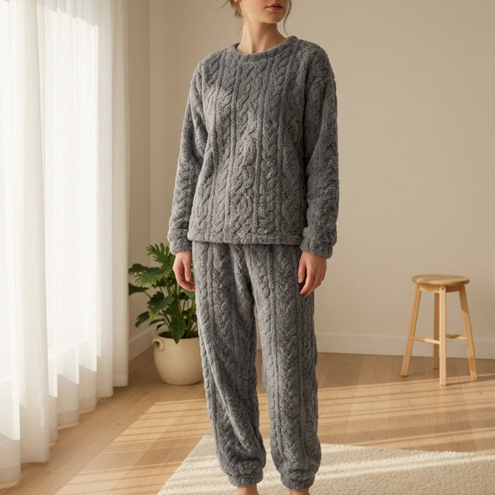 Pigiama lungo donna morbido in felpa con maglia a trecce. Ideale per comfort invernale e relax a casa.