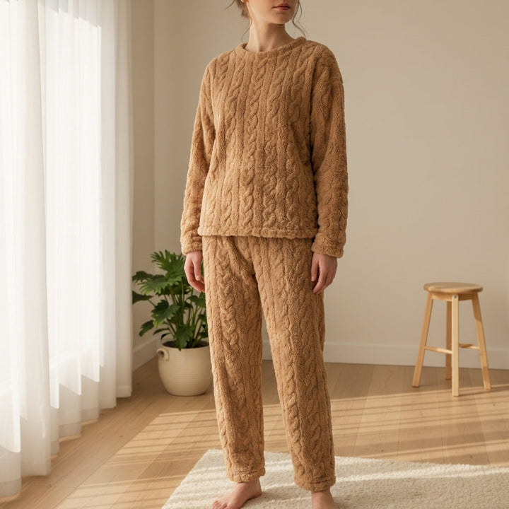 Morbido pigiama lungo donna rosa polvere con maglia a trecce e pantalone in felpa. Abbigliamento notte comodo.
