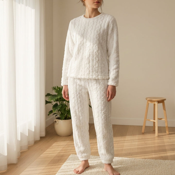 Pigiama lungo donna in felpa, stile homewear con maglia a trecce color cammello. Per un relax invernale.