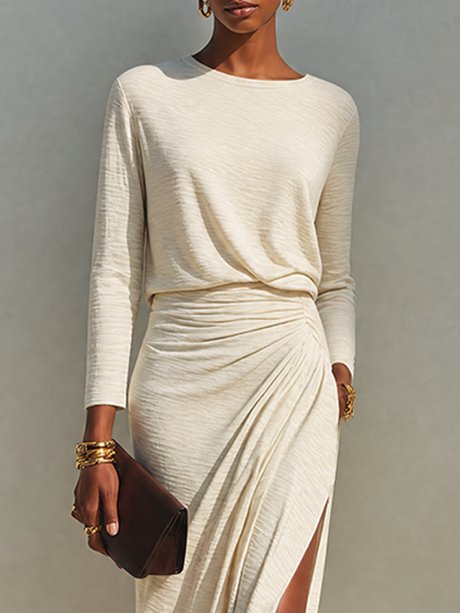 Abito lungo donna beige, drappeggiato con spacco, per un'eleganza sofisticata. Ideale come vestito da sera o casual.