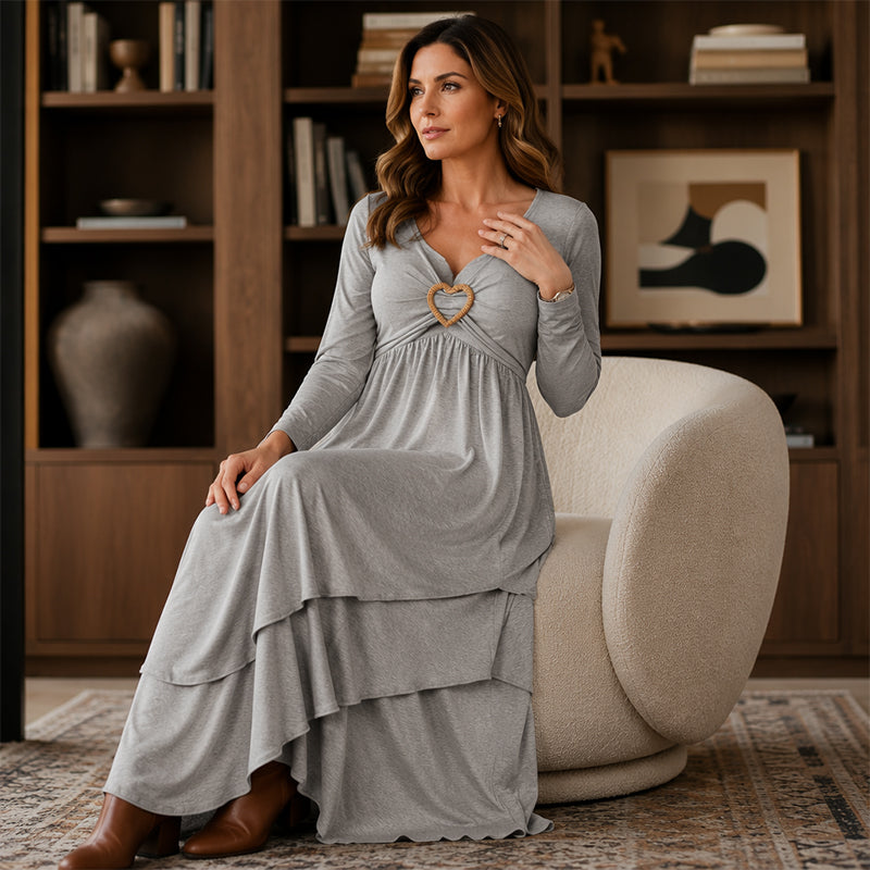 Elegante abito midi donna con grazioso dettaglio cuore e gonna a balze. Abbigliamento primaverile.