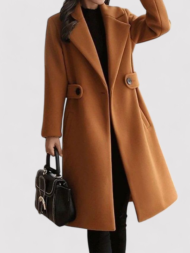 Cappotto invernale donna rosso, cinturato e con revers raffinati, per un look elegante e di moda.