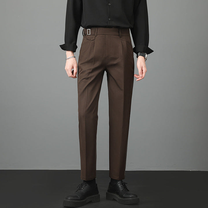 Pantaloni uomo neri slim fit dritti. Dettaglio elegante per un outfit formale o casual. Moda maschile versatile.