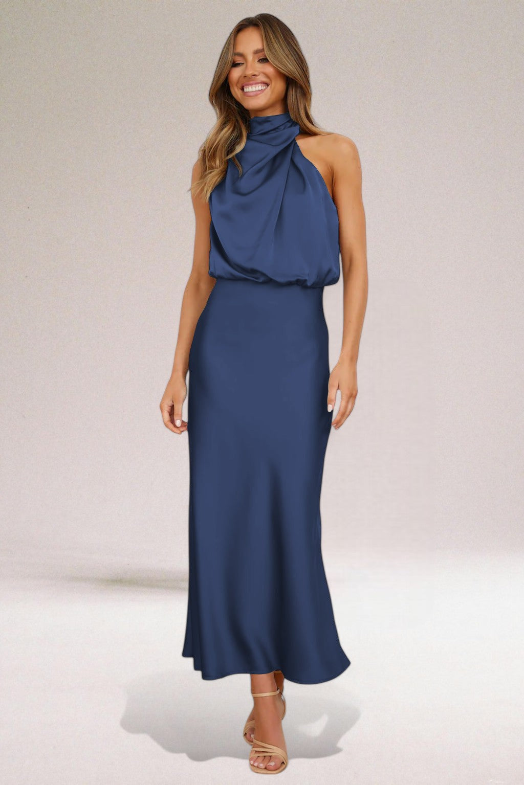 Abito lungo satinato da donna, con scollo halter e gonna fluida, vestito elegante per occasioni speciali.