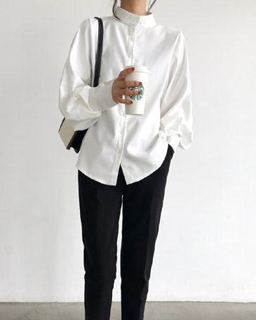 Camicia donna elegante con maniche a sbuffo, un top versatile. Look chic e moderno per ogni occasione.