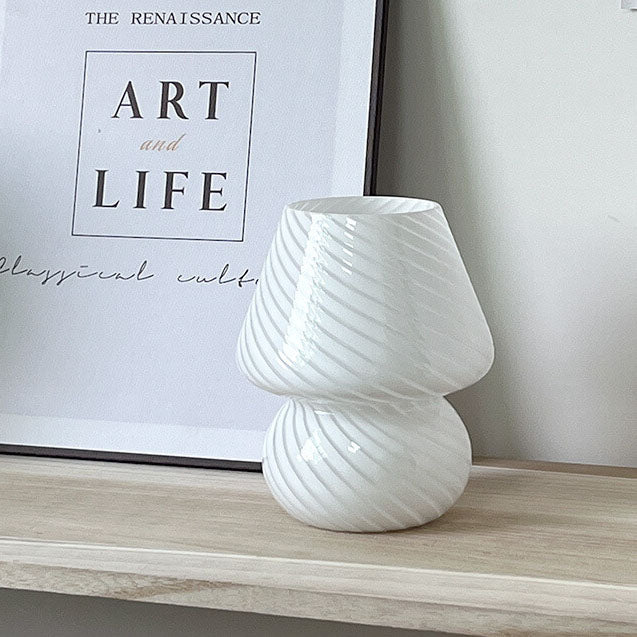 Lampada da tavolo minimalista, forma a fungo con strisce distintive, luce d'atmosfera.