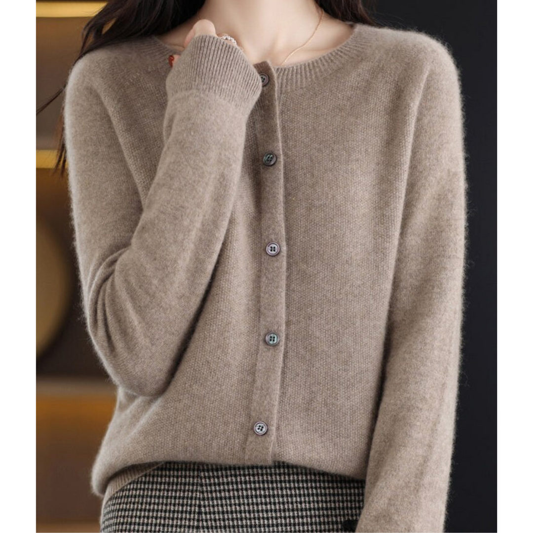 Cardigan donna elegante, nuova collezione autunno/inverno. Confortevole scollo tondo per un look chic.