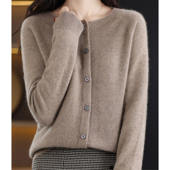 Cardigan donna elegante, nuova collezione autunno/inverno. Confortevole scollo tondo per un look chic.