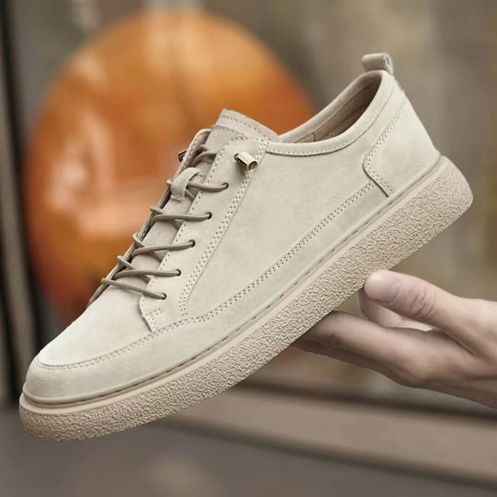 Dettaglio texture sneakers uomo casual, lacci neri e finitura opaca. Stile e comfort calzature maschili.