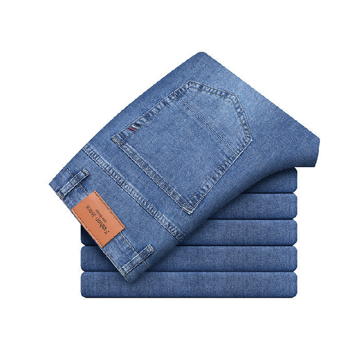 Modello jeans uomo slim fit, ideali per un look moderno e casual. Vestibilità comoda e versatile per ogni outfit.