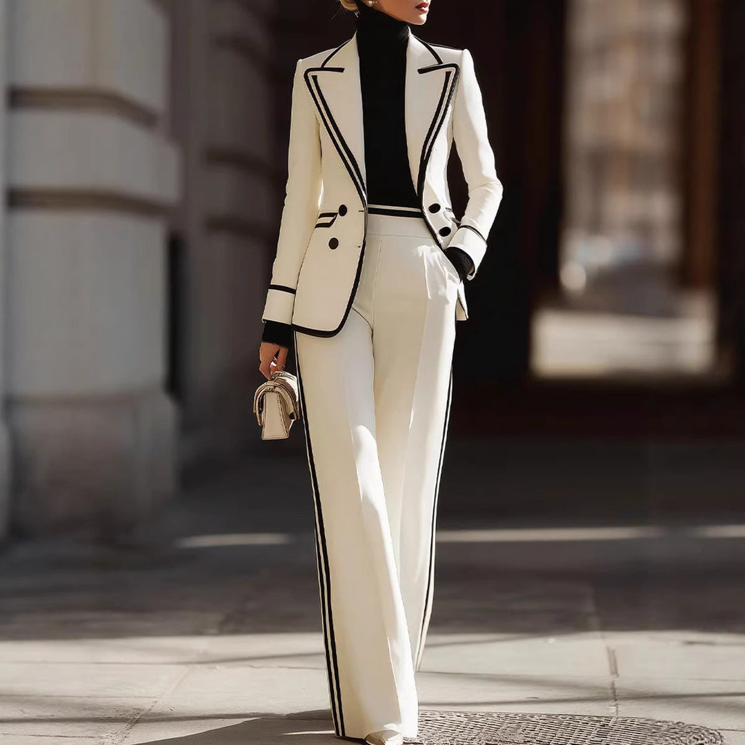 Completo donna elegante con blazer doppiopetto e pantaloni lunghi color block, perfetto per outfit ufficio chic.
