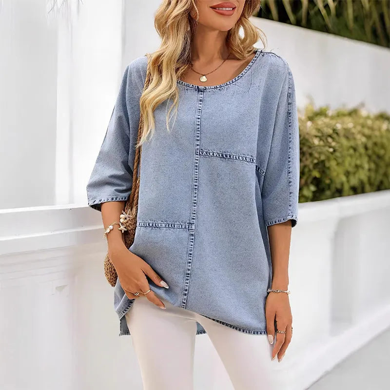 T-shirt donna casual effetto denim con cuciture decorative a vista, ideale per primavera/estate. Vestibilità ampia e comoda.