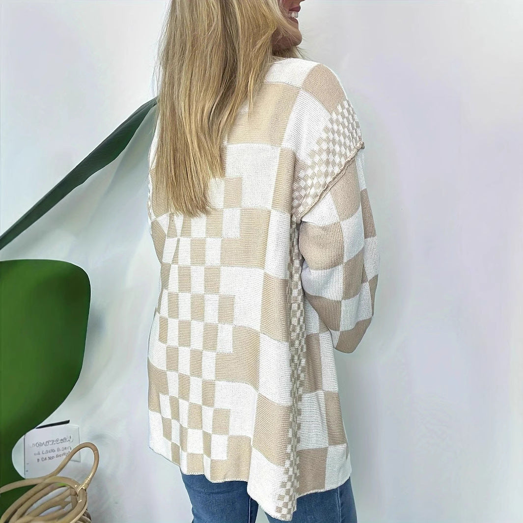 Cardigan donna lungo elegante, motivo a quadri a contrasto. Tonalità beige rosato, perfetto per look moda.