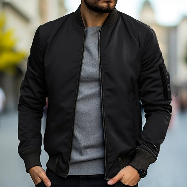 Bomber uomo versatile e confortevole con cerniera, giacca maschile dal design moderno.