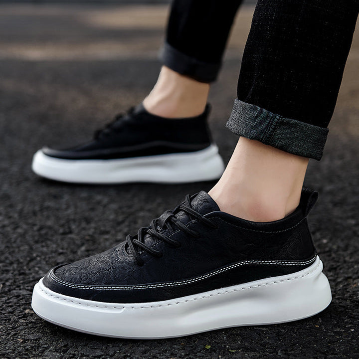 Sneakers da uomo eleganti con suola spessa rialzata, colore bianco e nero. Per un comfort urbano e alla moda.
