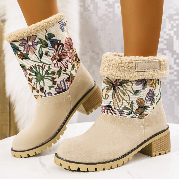 Calzature invernali donna: stivali trendy a mezza gamba. Ricamo floreale e tacco quadrato offrono comfort e stile chic.