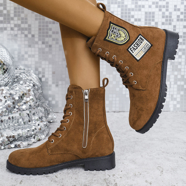 Versatili stivali donna invernali neri stile Martin con lacci, un must-have per un look moda donna casual-chic.
