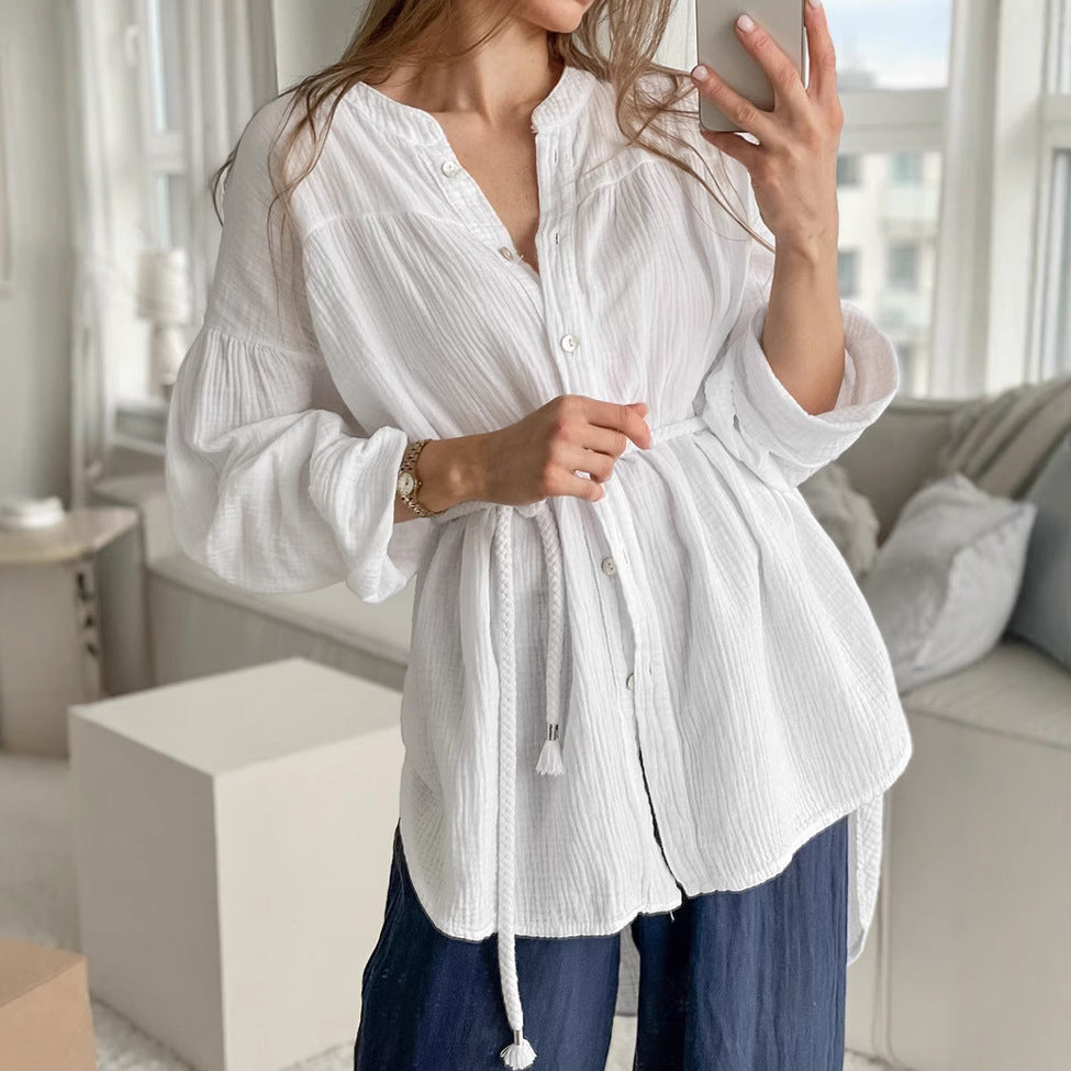 Camicia donna bianca manica lunga con colletto coreana e cintura, perfetta per un look elegante e versatile.