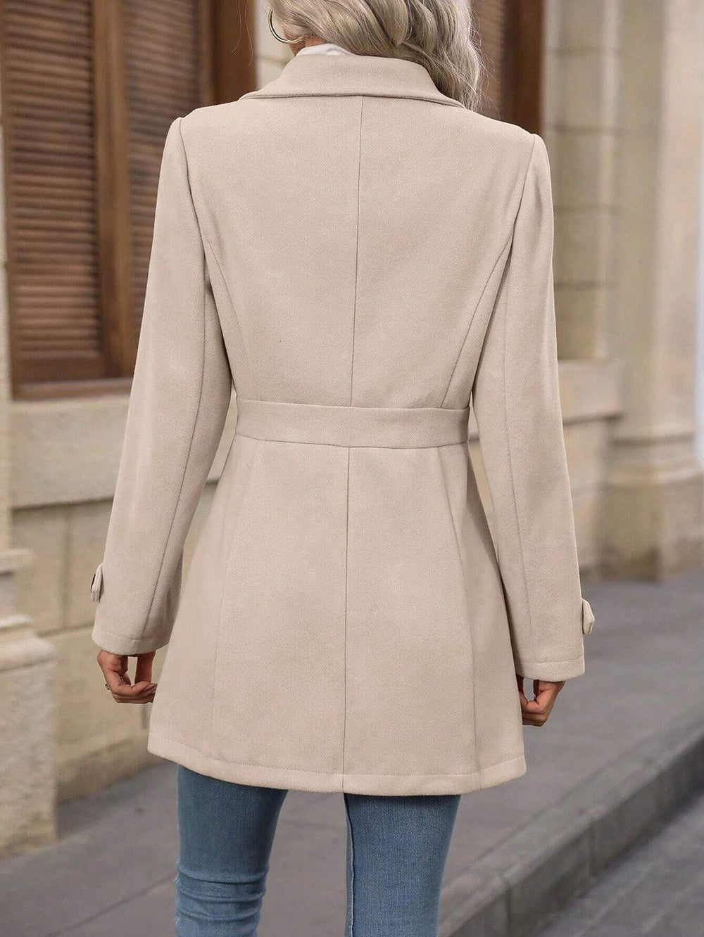 Capospalla invernale elegante da donna, monopetto con revers. Ideale per l'autunno-inverno, stile classico.