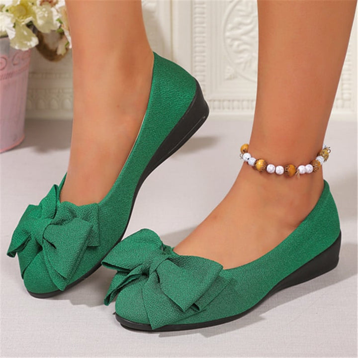 Eleganti mocassini donna slip-on con fiocco, scarpe comode per un look versatile e alla moda.