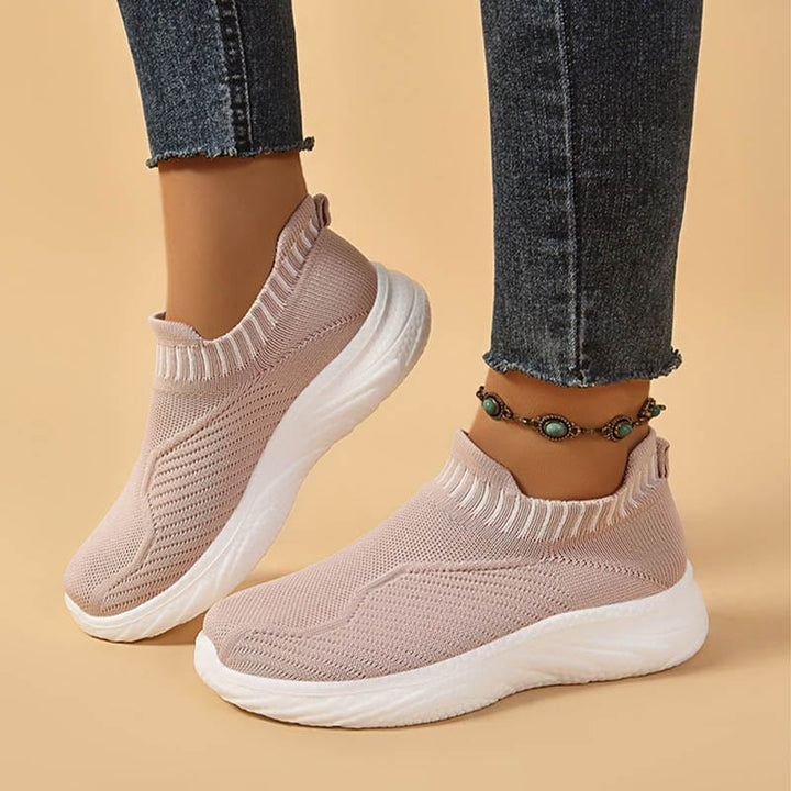 Sneakers donna slip-on comode e leggere, perfette per outfit casual di tutti i giorni.