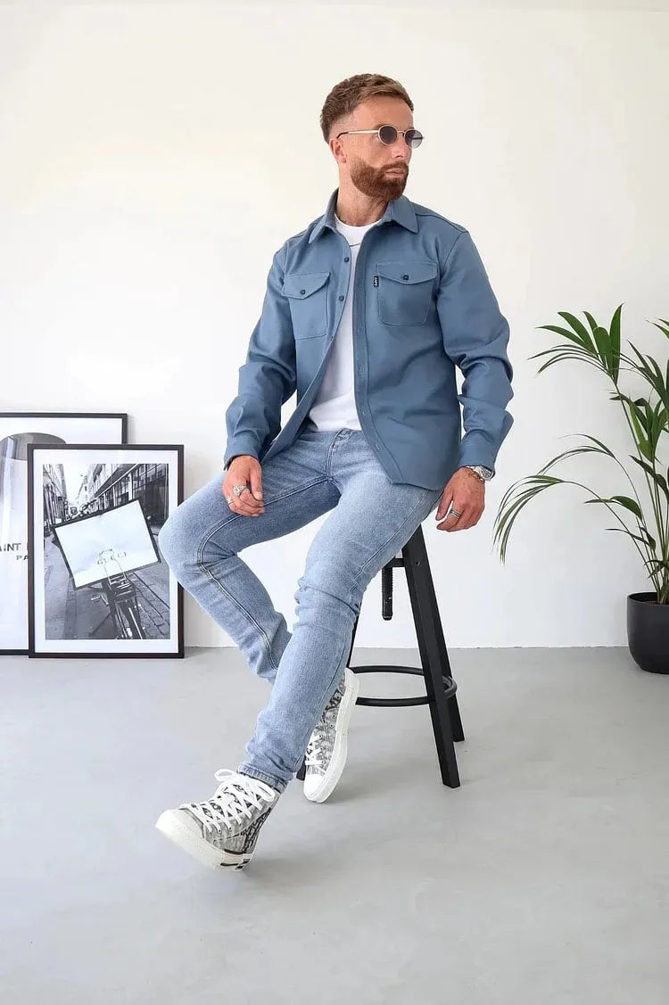 Moda uomo: camicia versatile con bottoni, sia per look formali che casual, maniche lunghe.