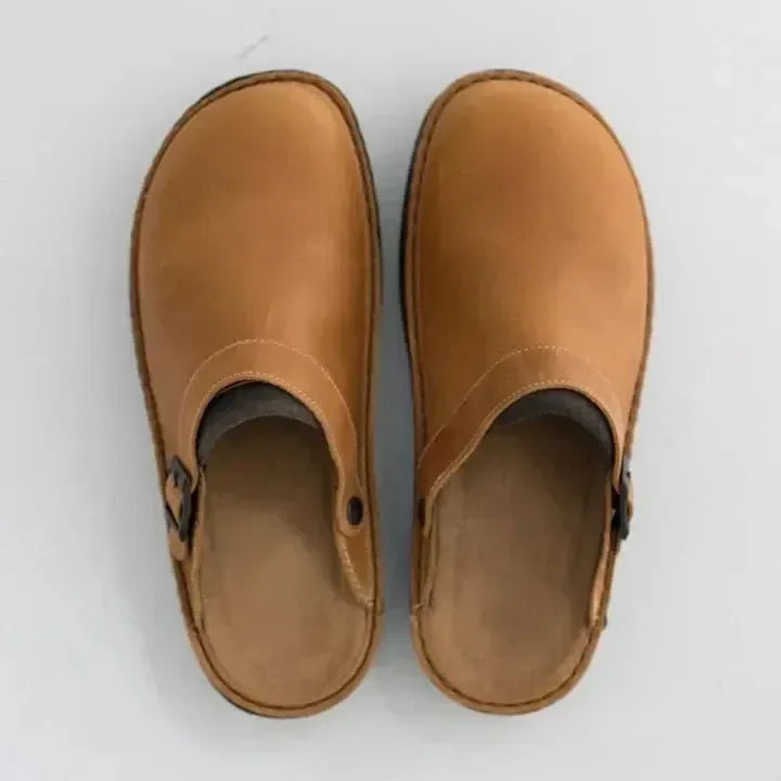 Muli da uomo per comfort quotidiano. Calzature comode con suola antiscivolo e soletta imbottita. Stile casual.