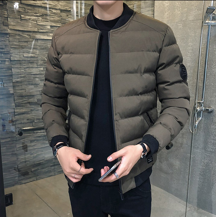 Capospalla caldo uomo, giacca bomber invernale con collo alto, stile sportivo per giornate fredde.