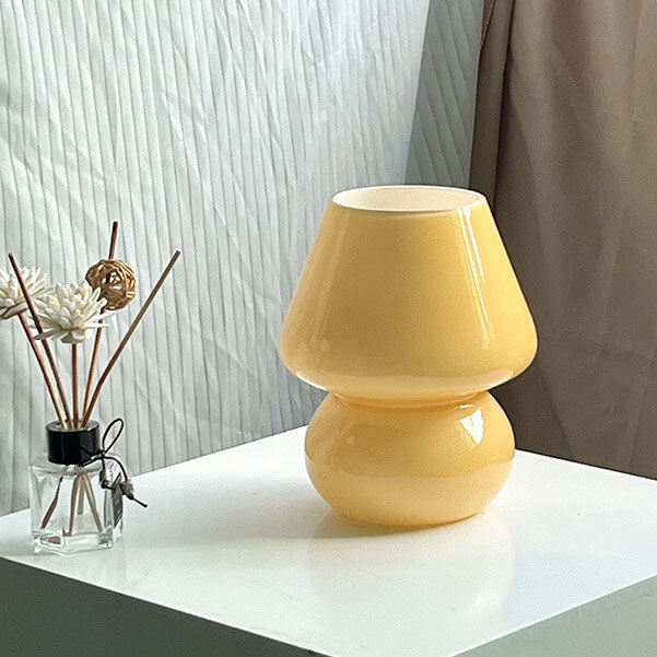 Illuminazione contemporanea: lampada da tavolo a fungo con strisce, decorazione interni.