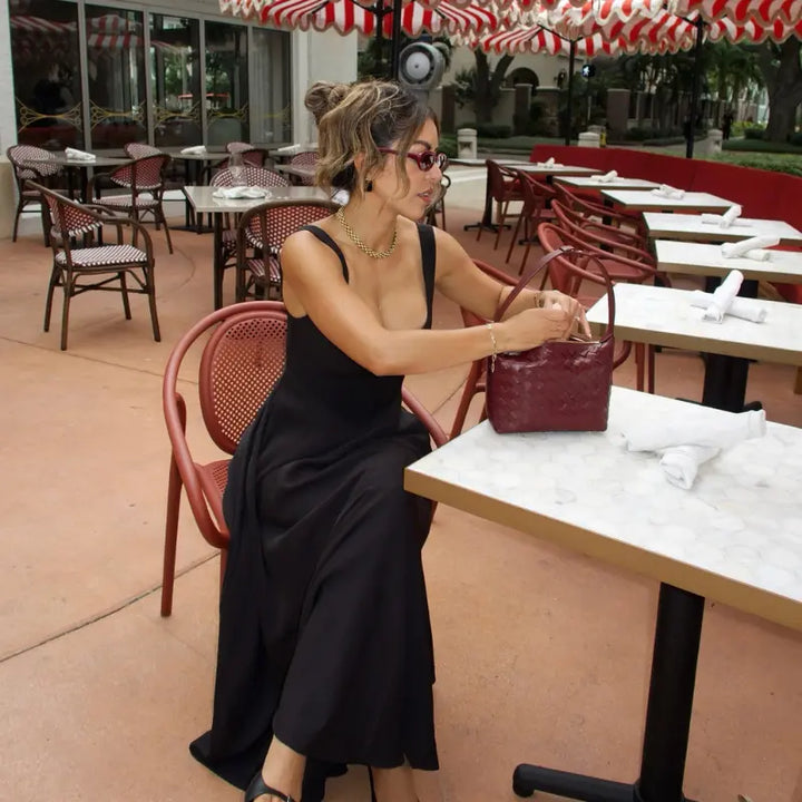Abito midi donna versatile, elegante, scollo quadrato e vita a V, per cocktail o cene raffinate.