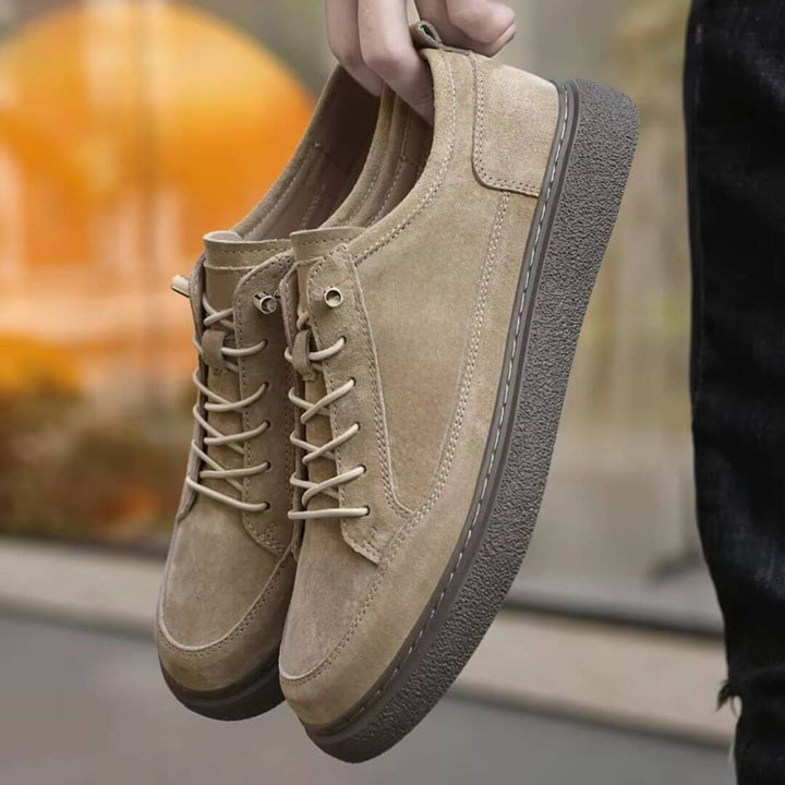 Vista dall'alto sneakers uomo casual, lacci incrociati e forma ergonomica. Comfort e stile per l'uomo.