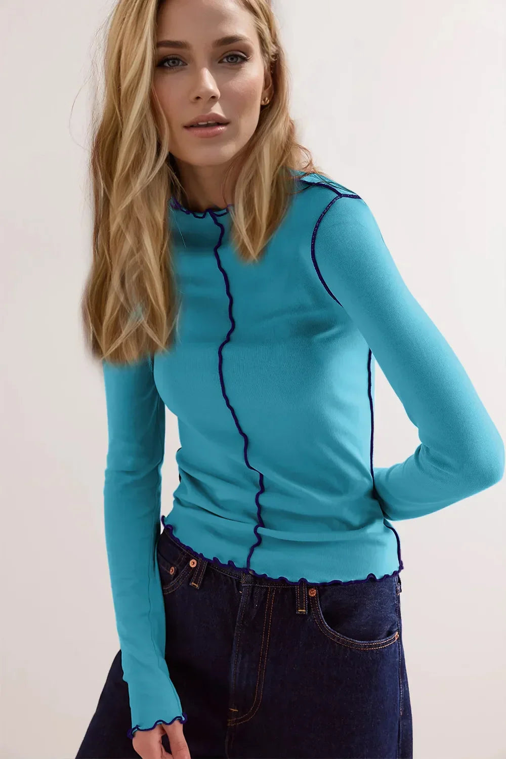 Maglia a collo alto da donna, maniche lunghe. Dettaglio bordo contrasto. Perfetta per abbigliamento invernale.