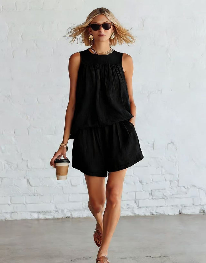 Set donna per l'estate: top plissettato e shorts ampi, ispirazione retro per un look unico e stiloso.