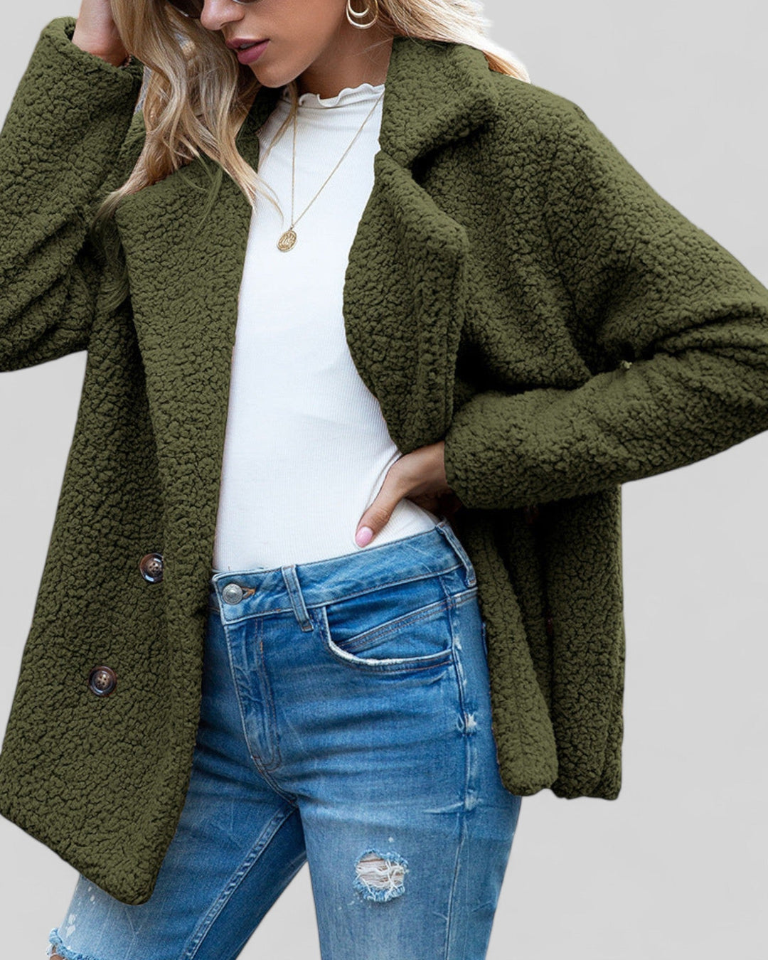 Cappotto donna chic per l'inverno, unisce comfort e versatilità per un look sofisticato.