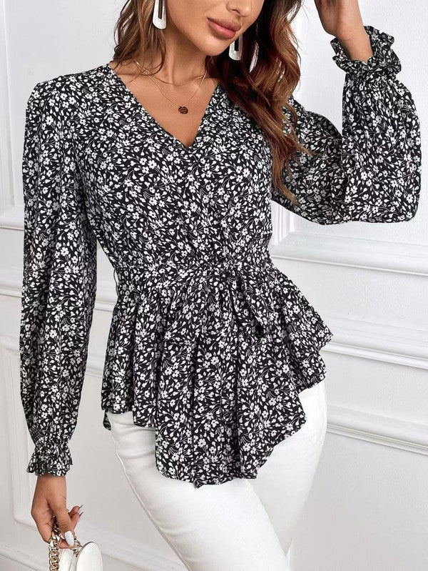 Moderna camicetta floreale da donna con scollo a V e maniche lunghe, ideale per look casual o eleganti.