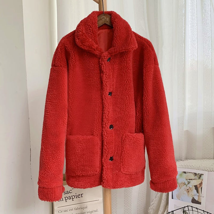 Cappotto invernale donna chic, lunghezza media, maniche lunghe, perfetto per outfit eleganti e alla moda.