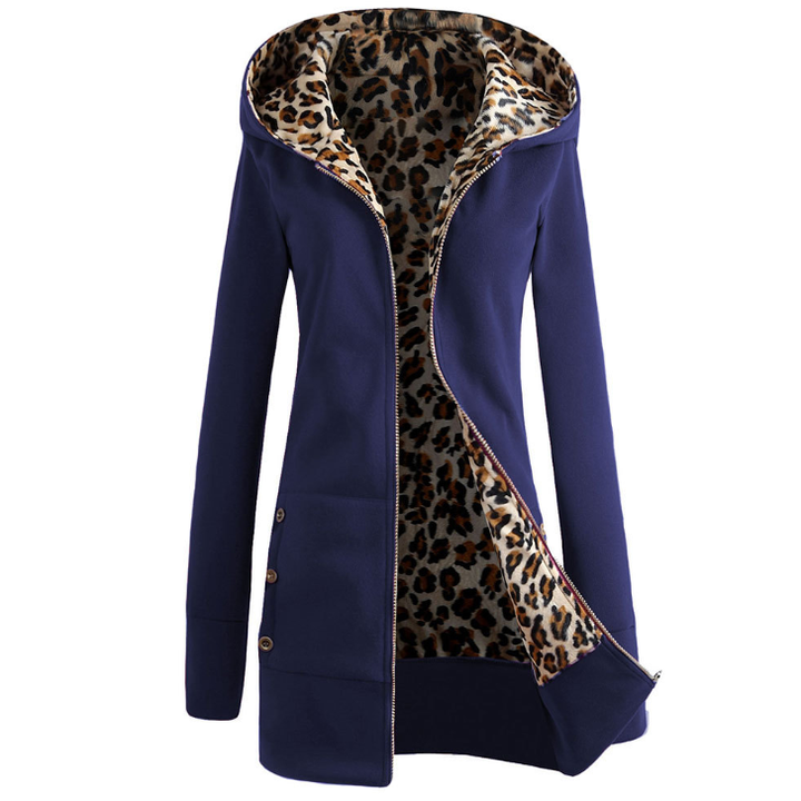 Elegante giacca donna leopardata invernale con cappuccio caldo. Ideale per moda esterna e outfit distintivi.