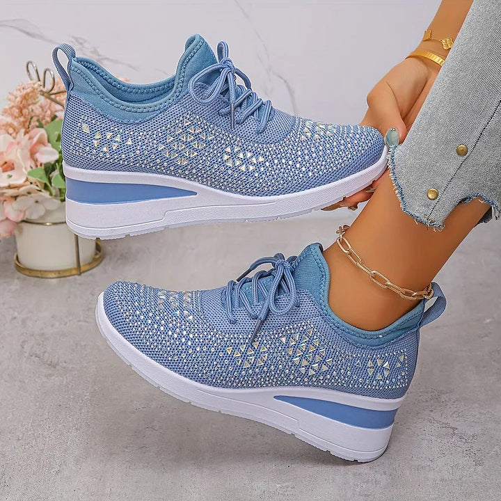 Sneakers donna sportive con zeppa, dettagli scintillanti, ideali per attività leggere e comfort.