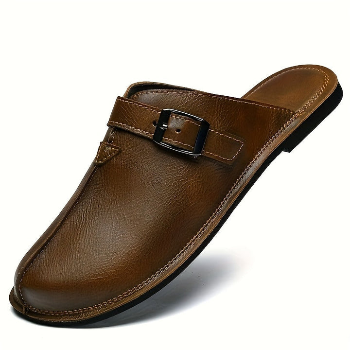 Sabot uomo marrone in similpelle. Stile vintage, comfort quotidiano e look casual pratico.