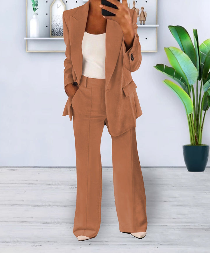 Completo donna elegante con blazer e pantaloni, ottimo per occasioni formali e look sofisticati.