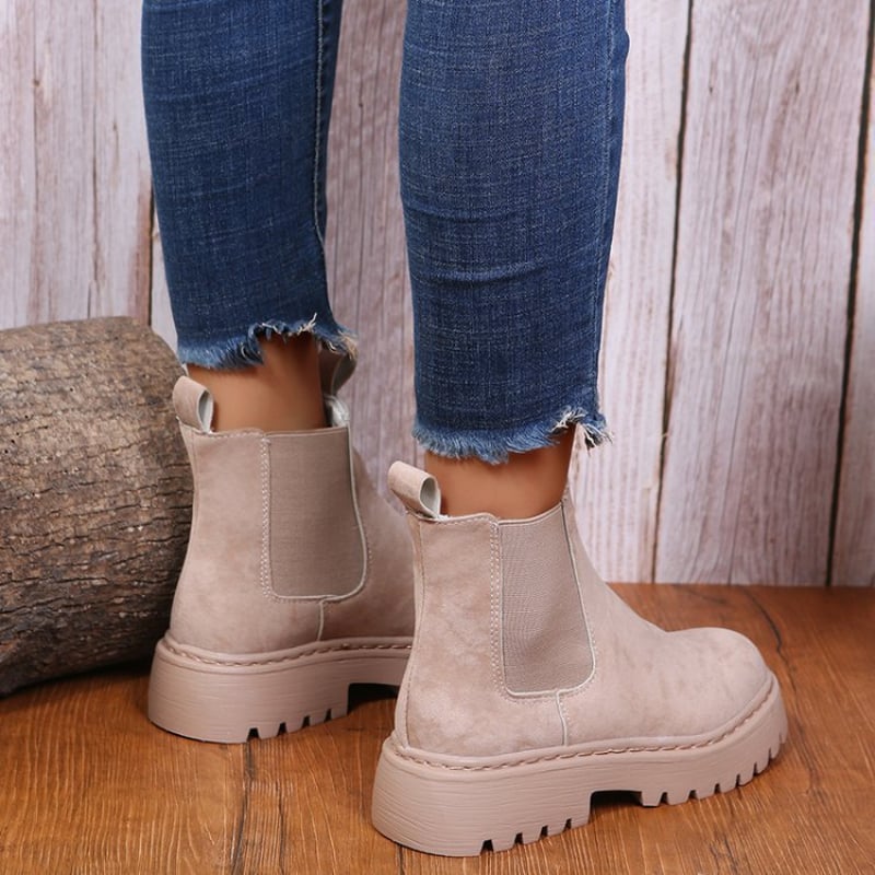 Eleganti stivaletti donna platform color albicocca, con punta tonda. Calzature comode e di moda per l'autunno.