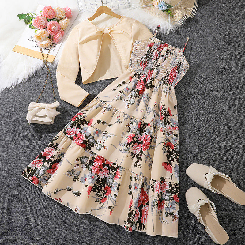 Abito corto donna con stampa floreale, maniche lunghe e bretelle. Perfetto per look primaverili estivi casual.