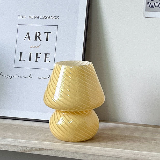 Design pulito: lampada a fungo con strisce, moderna e perfetta per ogni ambiente.