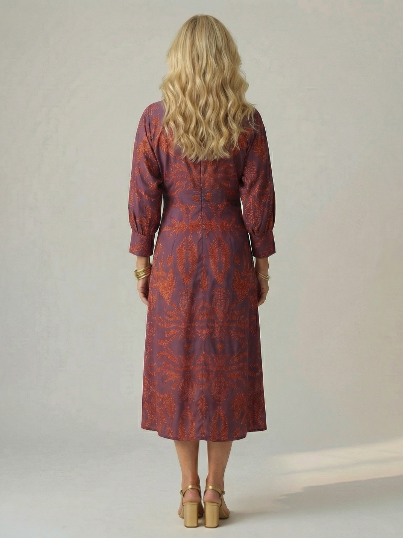 Abito da donna, modello midi incrociato, valorizzante, perfetto per il clima estivo.
