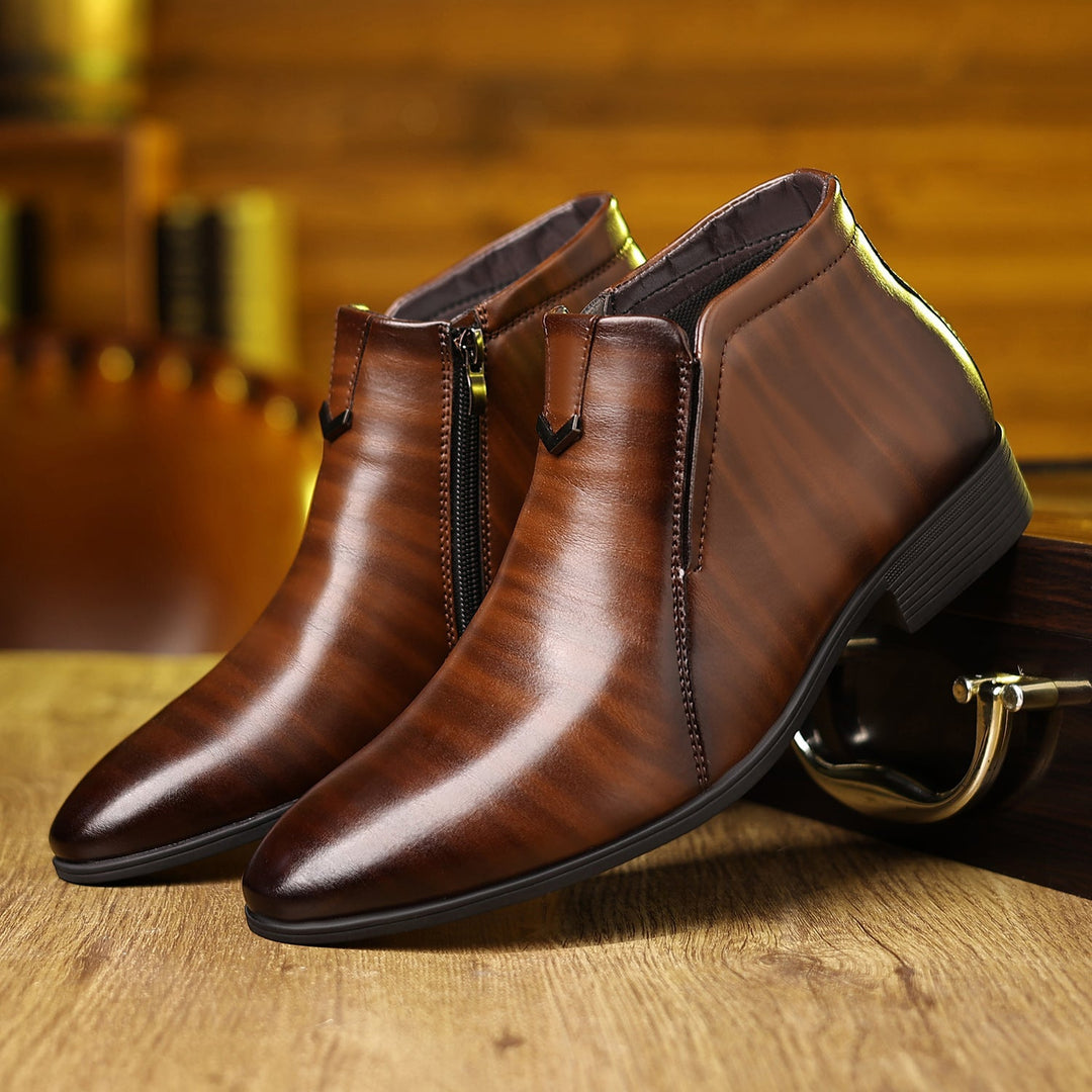 Calzature uomo stile casual-elegante: stivaletti Chelsea con tacco basso e design in rilievo per l'autunno.