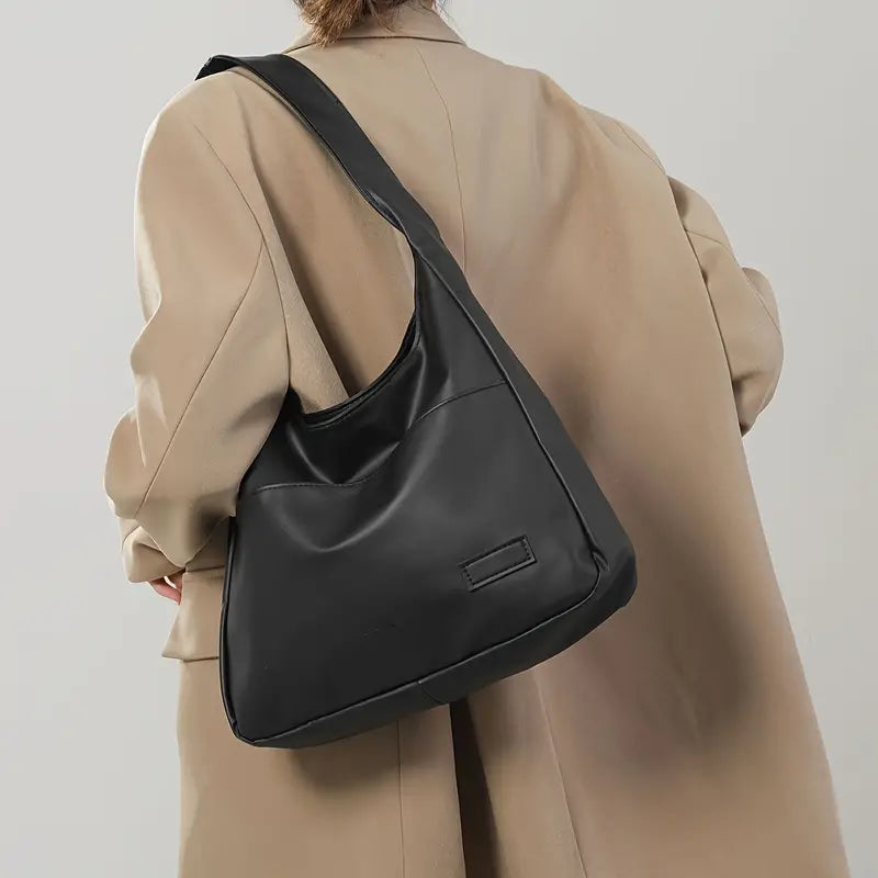 Borsa hobo nera donna, un must-have dello stile minimal e della moda femminile contemporanea.