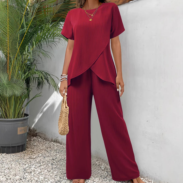 Completo due pezzi donna rosso vino, top e pantaloni dritti. Outfit casual elegante, perfetto abbigliamento quotidiano.
