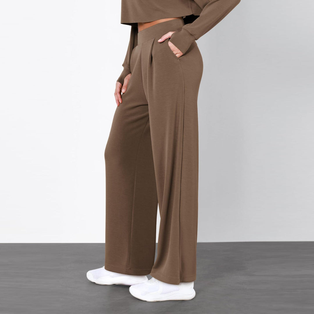 Pantaloni donna a vita alta, gamba dritta con morbido drappeggio. Look raffinato per moda e ufficio.